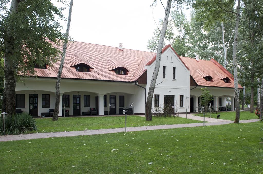 Varga Tanya Hotel Kerekegyhaza Exterior photo